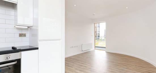 Flat to rent in Beresford Street, London SE18