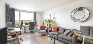 Flat to rent in High Street, London N8