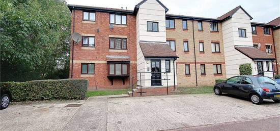 Flat to rent in Magpie Close, Enfield, Greater London EN1