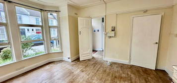 Studio to rent in Cotswold Road, Westcliff-On-Sea SS0