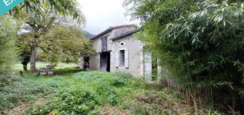 Petite maison dotée du charme de l'ancien, dans un écrin de verdure.