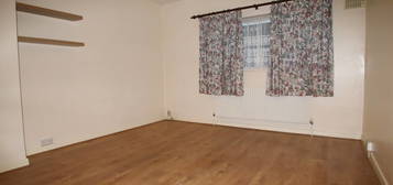 Maisonette to rent in The Promenade, Edgware HA8