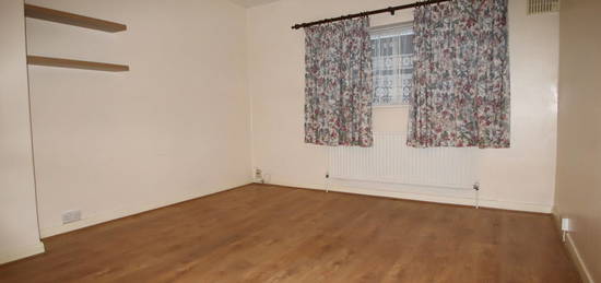 Maisonette to rent in The Promenade, Edgware HA8