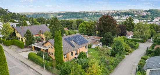 Frei stehendes Zweifamilienwohnhaus mit traumhaftem Ausblick über die Dächer von Biberach!