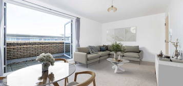 Flat to rent in Cline Road, London N11