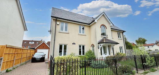 5 bedroom detached house