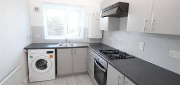 Flat to rent in Ninian Road, Hemel Hempstead HP2