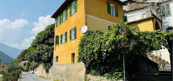 Casa indipendente con terrazzi e posto auto