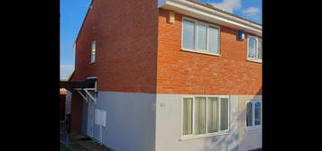 2 bed semi-detached house to rent