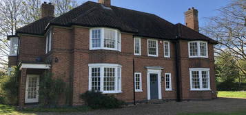 5 bedroom detached house