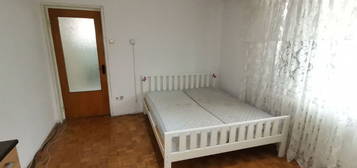 INCHIRIEZ apartament 2 camere decomandat,zona Cedonia