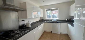 Room to rent in Macs Close, Padworth RG7