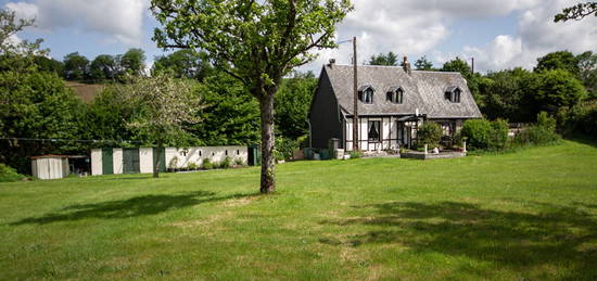 LA MANCHE - Près De Sourdeval - Jolie Maison Indépendante De 3 Chambres Avec Une Vue Magnifique Sur Près De 2 Acres De Terrain.