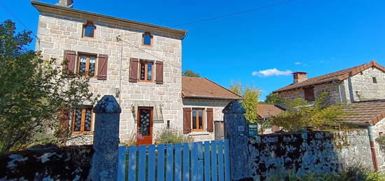 A 15 mn d'un bourg tous commerces, Maison en granit sur 3 niveaux, rénovée et isolée (double vitrage, toits isolés).