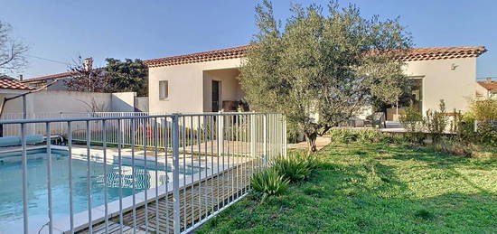 Tavel, Villa de plain-pied sur 729 m² de terrain, garage, piscine