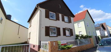 Einfamilienhaus mit Einliegerwohnungen und schönem Garten in Berghausen