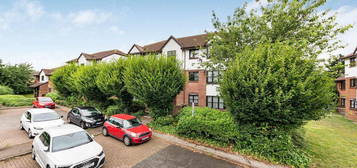 Flat for sale in Bishops Court, Greenhithe DA9