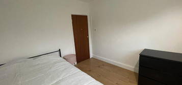 Room to rent in Portsdown Avenue, London NW11