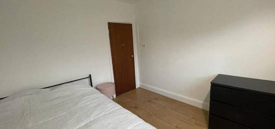 Room to rent in Portsdown Avenue, London NW11