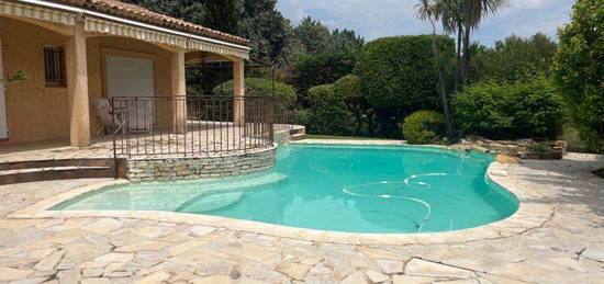 Villa avec piscine et jardin arboré