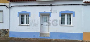 Moradia com três quartos, e garagem em zona central de Vila Nova de...