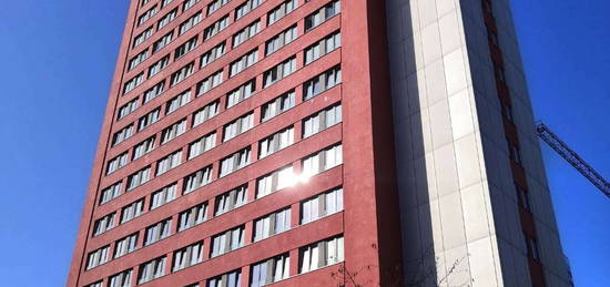 Schöne Wohnung  mit Blick auf die Frankfurter SKYLINE  (16. OG) braucht neue Mieter