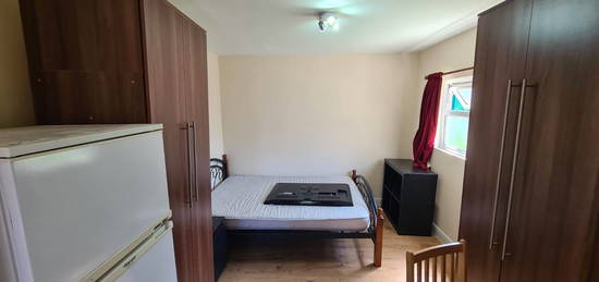 Studio to rent in Felstead Avenue, Ilford IG5