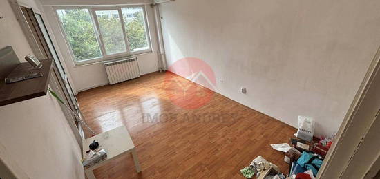 Apartament decomandat cu 3 camere în fata Spitalului Judetean – oportu