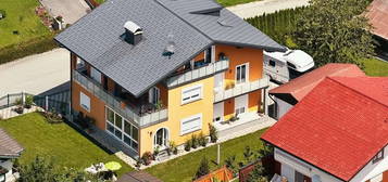 Henndorf am Wallersee - Großes Mehrfamilienhaus mit Garagen, Stellplätze und Garten