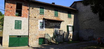 CASA SEMINDIPENDENTE CON RUSTICO E TERRENO.