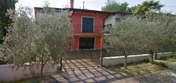 Villa all'asta in via Arno, 13