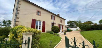 Une maison bien entretenue avec des granges et une piscine !