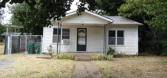 311 E Nevada St, Walters, OK 73572