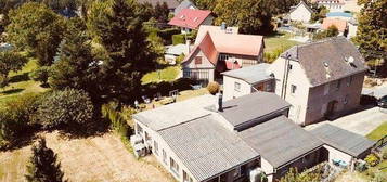 Einfamilienhaus mit großem Nebengelass (Werkstatt) und grüner Gartenoase