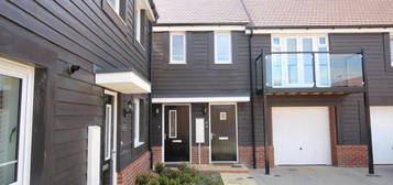 Maisonette to rent in Grant Drive, Church Crookham, Fleet, Hampshire GU52