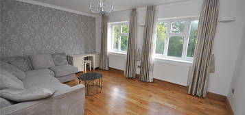 Flat to rent in Granville Place, High Road, North Finchley N12