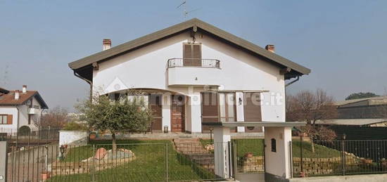 Villa unifamiliare via Donato Bramante, Centro, Magnago