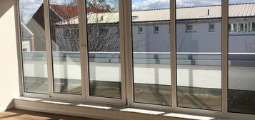 Sonnig 2-Zimmer-DG-Wohnung mit großer Süd-Ost-Terrasse *EBK *Wannenbad m. Fenster *Gäste WC *Abstellraum *Keller