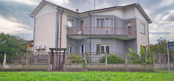 Villa unifamiliare, da ristrutturare, 200 m², Galliate