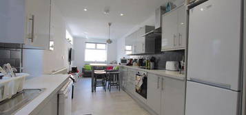 6 bedroom terraced house to rent