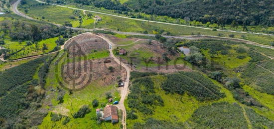 Moradia T3 para recuperar com Ruína e Armazém em Terreno com 4.15 Ha