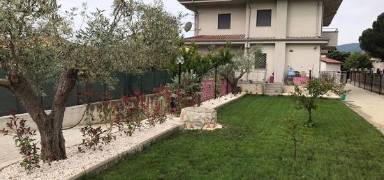 Villa Indipendente con Giardino