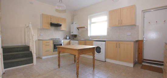 4 bed end terrace house to rent