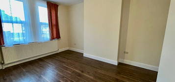 Maisonette to rent in Pinner View, North Harrow, Harrow HA1