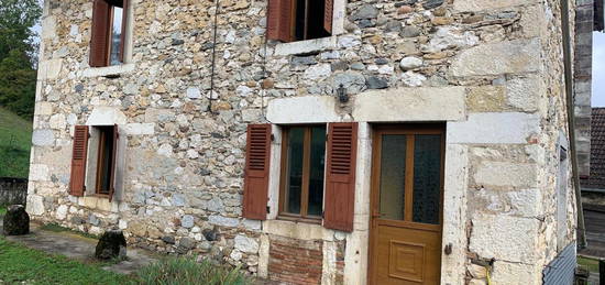 A vendre très belle maison de village en pierrres à rénover avec grandes dépendances.