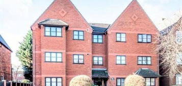 Flat to rent in Gerald Court, Hurst Grove, Bedford MK40