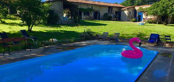 Longère Charentaise avec Piscine et dépendances