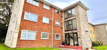 Flat to rent in Portswood Drive, Bournemouth BH10