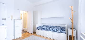 Studio to rent in Finborough Road, London SW10