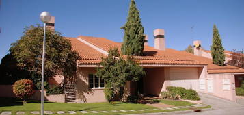 Chalet pareado en venta en paseo de Emilia Alarcos, 1